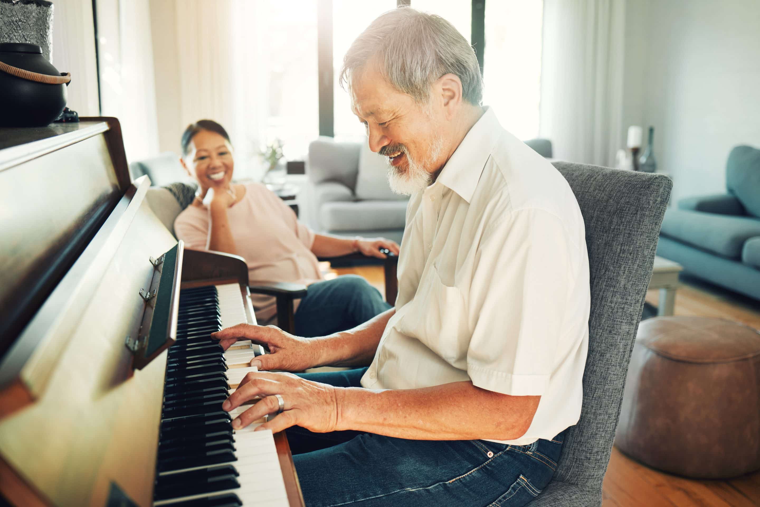 Met plezier achter de piano (senior man)