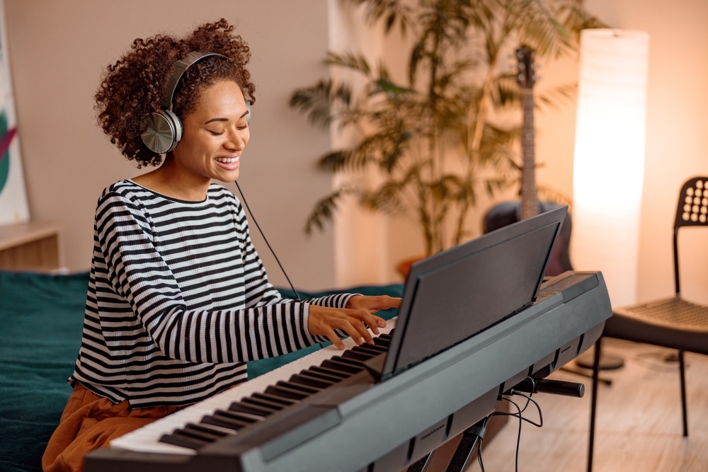 Jongedame die met plezier piano speelt