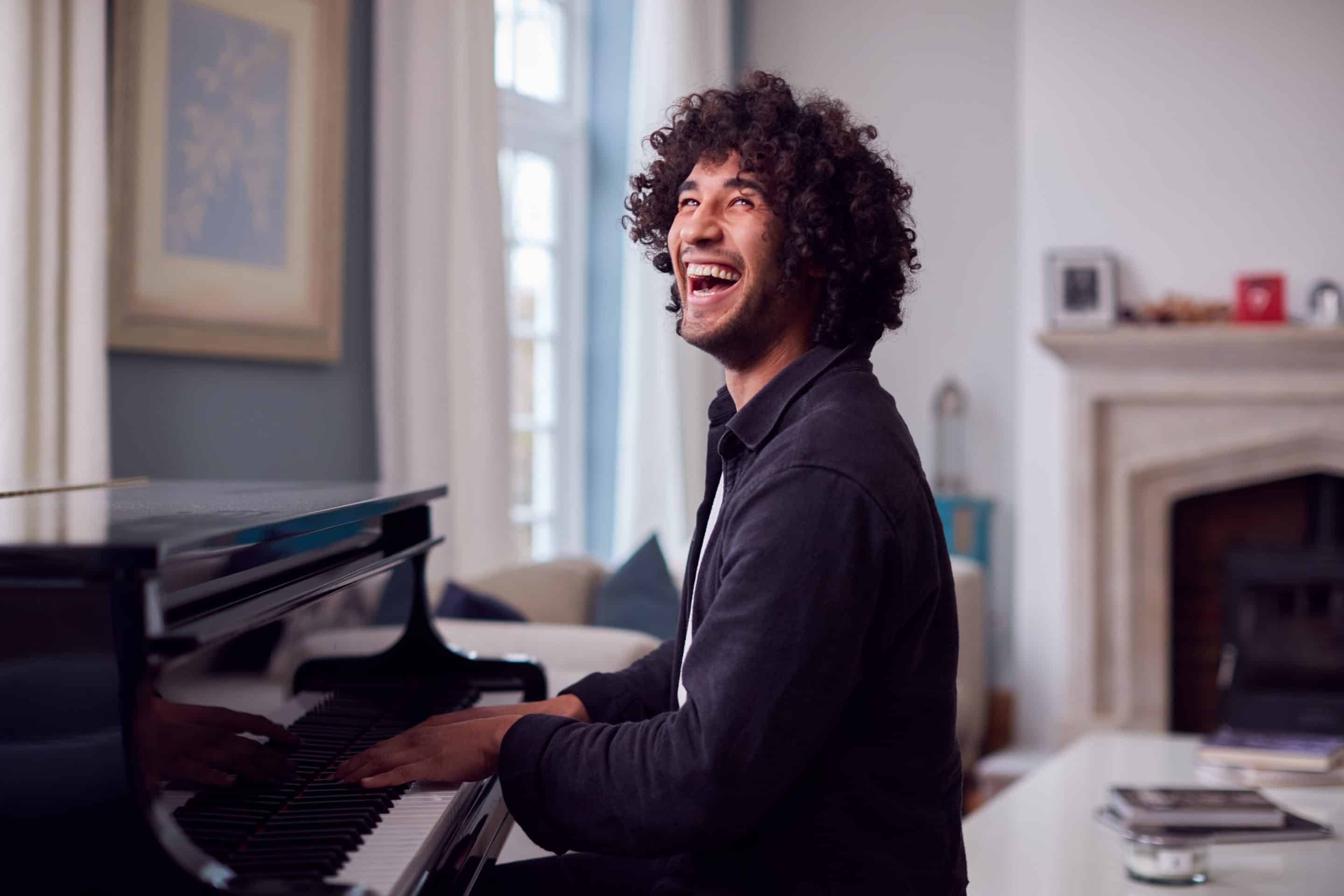 Man die met plezier piano speelt